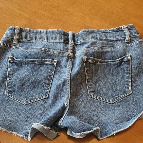 Women's jean shorts - Picture 2 of 2